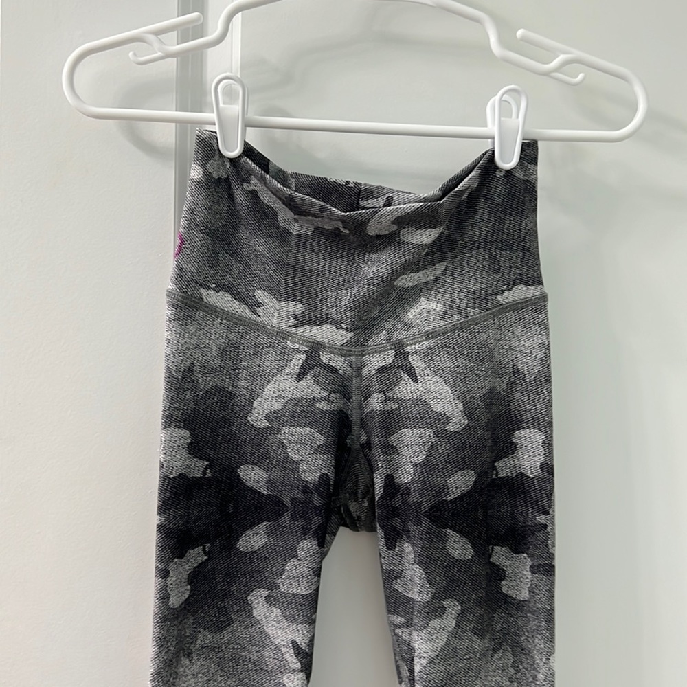 Grey camo print Niyama Sol leggings